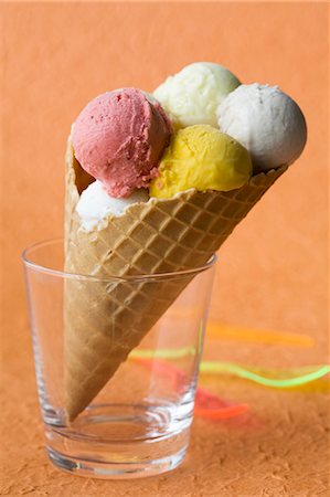 Fruit ice cream in a wafer cone Foto de stock - Sin royalties Premium, Código: 659-07028683