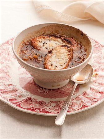 french foods appetizer - French onion soup topped with cheesy toast Stock Photo - Premium Royalty-Free, Code: 659-07028699