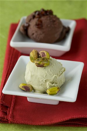 Chocolate and pistachio ice cream Foto de stock - Sin royalties Premium, Código: 659-07028690