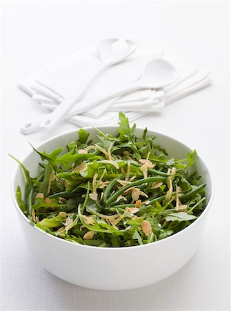 simsearch:659-01854529,k - Green beans with rocket and sliced almonds Photographie de stock - Premium Libres de Droits, Code: 659-07028708
