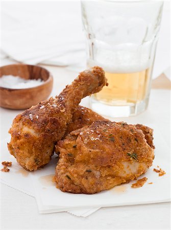 Breaded chicken legs with salt and beer Foto de stock - Sin royalties Premium, Código: 659-07028701