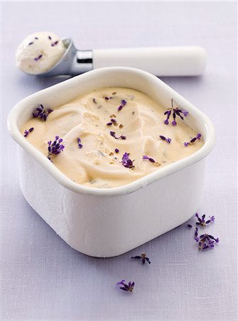 simsearch:659-06153180,k - Lavender ice cream in a container and in an ice cream scoop Foto de stock - Sin royalties Premium, Código: 659-07028718