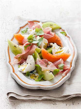 Melon salad with ham and egg Foto de stock - Royalty Free Premium, Número: 659-07028725