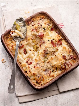 Macaroni cheese in a lasagne dish Stockbilder - Premium RF Lizenzfrei, Bildnummer: 659-07028722
