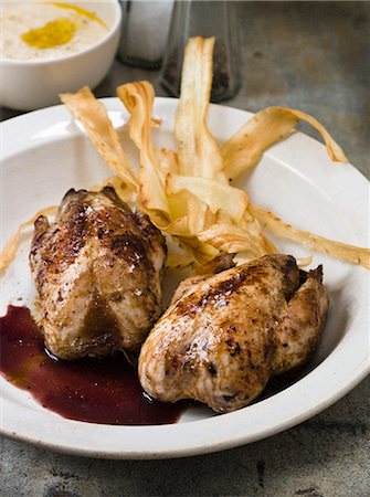 Roast partridges with parsnip chips Photographie de stock - Premium Libres de Droits, Code: 659-07028737