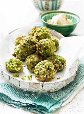 Deep-fried pea dumplings Foto de stock - Sin royalties Premium, Código: 659-07028738