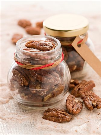 Spicy pecan nuts as a gift Stock Photo - Premium Royalty-Free, Code: 659-07028730