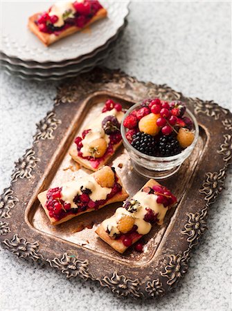 simsearch:659-08147065,k - Fruit pastry slices with vanilla sauce Photographie de stock - Premium Libres de Droits, Code: 659-07028742