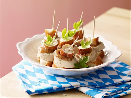 A Bavarian snack: pretzel and white sausage skewers Photographie de stock - Premium Libres de Droits, Code: 659-07028754