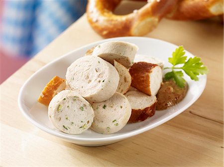 simsearch:659-07026740,k - Pretzel and white sausage salad with sweet mustard Photographie de stock - Premium Libres de Droits, Code: 659-07028753