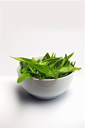 simsearch:659-06184845,k - Wild garlic in a white dish Photographie de stock - Premium Libres de Droits, Code: 659-07028763