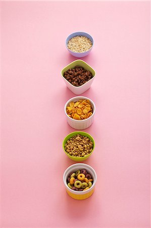 Assorted bowls of breakfast cereal Photographie de stock - Premium Libres de Droits, Code: 659-07028770