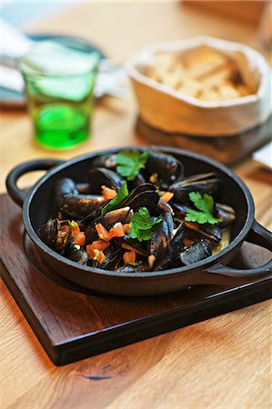 recipes on grill pan - Grilled mussels in a cast iron pan Stock Photo - Premium Royalty-Free, Code: 659-07028773