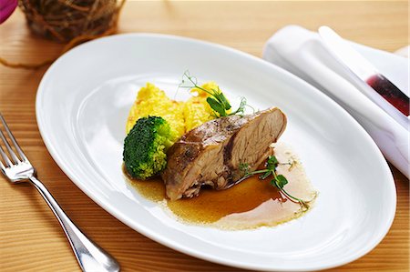 easter dish - Pot-roast shoulder of lamb with polenta Photographie de stock - Premium Libres de Droits, Code: 659-07028785