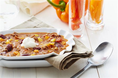 simsearch:659-06903332,k - Chilli con carne with sweetcorn and sour cream Photographie de stock - Premium Libres de Droits, Code: 659-07028794