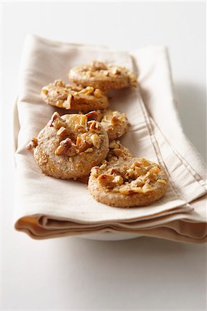 Hazelnut pastry rings on a napkin Photographie de stock - Premium Libres de Droits, Code: 659-07028805