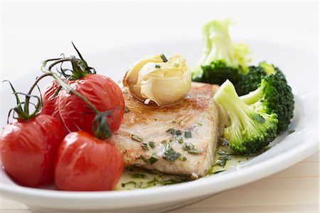 pan fried salmon with vegetables - Salmon fillet with cherry tomatoes, garlic and broccoli Stock Photo - Premium Royalty-Free, Code: 659-07028807