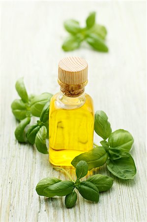 Fresh basil and olive oil Stockbilder - Premium RF Lizenzfrei, Bildnummer: 659-07028826