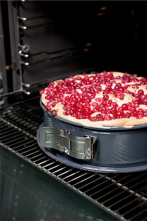 simsearch:659-08148231,k - Redcurrant cake in a spring-form cake tin Stockbilder - Premium RF Lizenzfrei, Bildnummer: 659-07028820