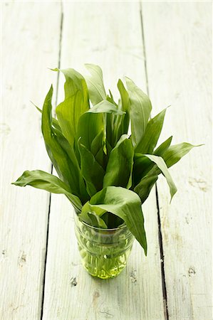 simsearch:659-07027425,k - Fresh wild garlic leaves in a water glass on a wooden surface Foto de stock - Sin royalties Premium, Código: 659-07028821