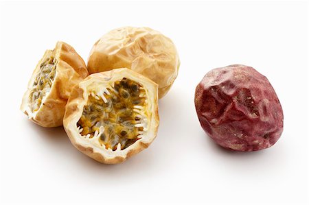 purple granadilla - Red and yellow passion fruit, whole and halved Stock Photo - Premium Royalty-Free, Code: 659-07028831