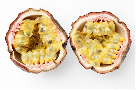 fruit and white background - Purple passion fruit, halved Photographie de stock - Premium Libres de Droits, Code: 659-07028833