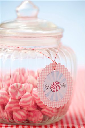 süßigkeiten - A jar of pink and white striped sweets Stockbilder - Premium RF Lizenzfrei, Bildnummer: 659-07028855