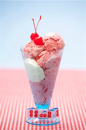 simsearch:659-06494382,k - Strawberry ice cream with cocktail cherries Foto de stock - Sin royalties Premium, Código: 659-07028857