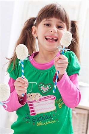 A girl holding two egg-shaped cake pops Photographie de stock - Premium Libres de Droits, Code: 659-07028851