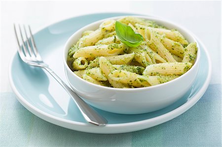 pasta dish - Penne with pesto Foto de stock - Sin royalties Premium, Código: 659-07028877