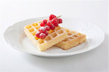 Waffles with redcurrants and icing sugar Stock Photo - Premium Royalty-Free, Code: 659-07028879