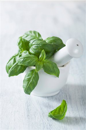 simsearch:659-07599168,k - Fresh basil in a mortal with a pestle Foto de stock - Sin royalties Premium, Código: 659-07028871