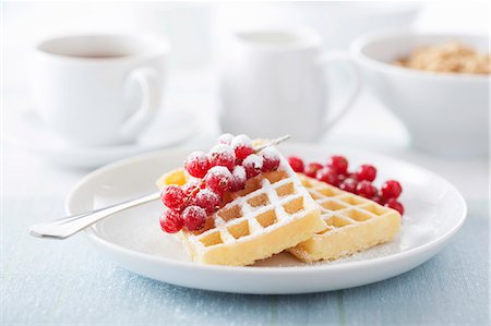 dessert - Waffles with redcurrants and icing sugar Stockbilder - Premium RF Lizenzfrei, Bildnummer: 659-07028881