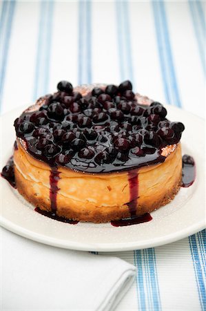 Cheesecake with blueberry topping Foto de stock - Sin royalties Premium, Código: 659-07028894