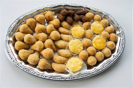 saveur - Salgadinhos (savoury filled pastries, Brazil) on a tray Photographie de stock - Premium Libres de Droits, Code: 659-07028899