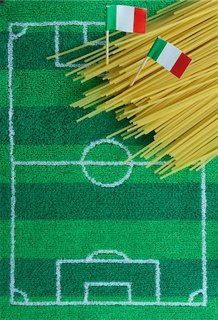 fußballweltmeisterschaft - Spaghetti with an Italian flag and football-themed decoration Stockbilder - Premium RF Lizenzfrei, Bildnummer: 659-07028918