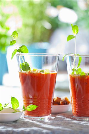 Gazpacho (cold tomato soup, Spain) in two glasses Foto de stock - Sin royalties Premium, Código: 659-07028928