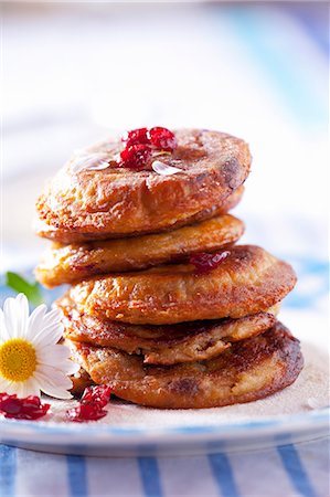 sweet (taste) - Cranberry pancakes with cranberry jam Stock Photo - Premium Royalty-Free, Code: 659-07028933