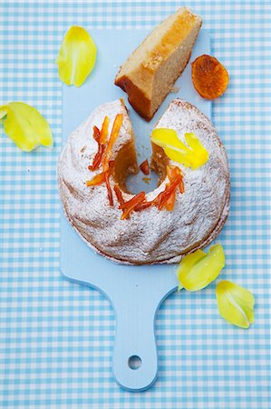 Babka (Easter cake, Poland) with icing sugar and crystallised orange peel Stock Photo - Premium Royalty-Free, Code: 659-07028947