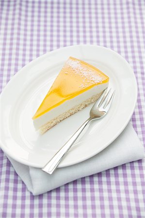 A slice of crème fraîche and vanilla cake topped with passion fruit jelly Stockbilder - Premium RF Lizenzfrei, Bildnummer: 659-07028956