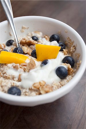 Porridge oats with blueberries, mango and walnuts Foto de stock - Sin royalties Premium, Código: 659-07028964