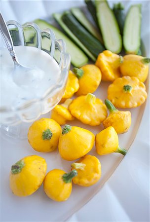 potiron - Halved courgettes and patty pans with yoghurt dip Foto de stock - Sin royalties Premium, Código: 659-07028968