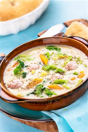 potato soup - Savoy cabbage casserole with potatoes, carrots and dumplings Foto de stock - Sin royalties Premium, Código: 659-07028988