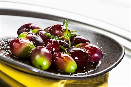 simsearch:659-07028612,k - Green and red olives on a plate Stock Photo - Premium Royalty-Free, Code: 659-07028990