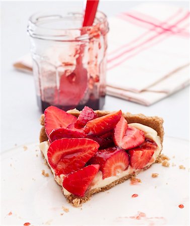 soft fruit conserve - Strawberrytart with Lemon Curd Stock Photo - Premium Royalty-Free, Code: 659-07029002