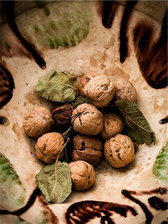 dried leaf - Walnuts Foto de stock - Sin royalties Premium, Código: 659-07029024