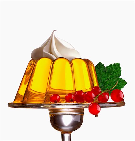 pudín - Golden jelly with a dab of whipped cream on top Foto de stock - Sin royalties Premium, Código: 659-07029047