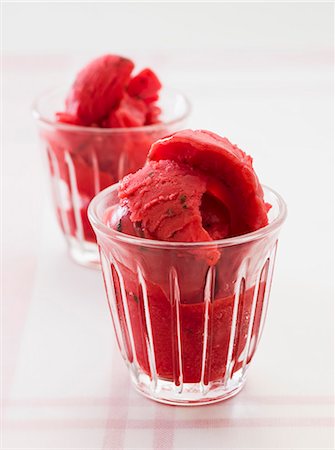 sorbetto - Raspberry sorbet in two glasses Stock Photo - Premium Royalty-Free, Code: 659-07029052
