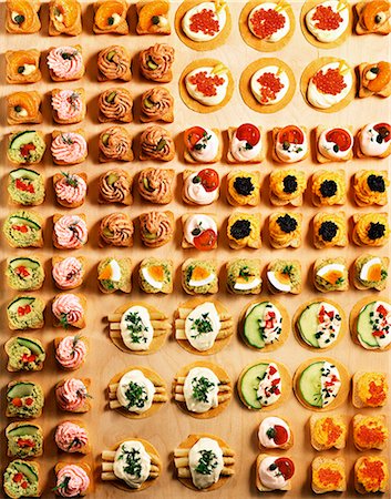 simsearch:659-03534139,k - Lots of different canapés in rows Foto de stock - Royalty Free Premium, Número: 659-07068504