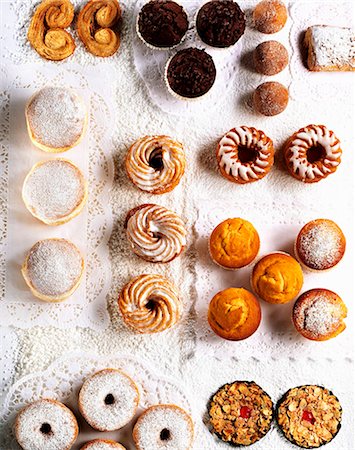 Assorted cakes and pastries on paper doilies Stock Photo - Premium Royalty-Free, Code: 659-07068518